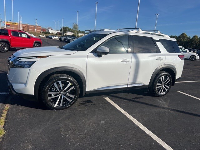 2025 Nissan Pathfinder Platinum photo 2