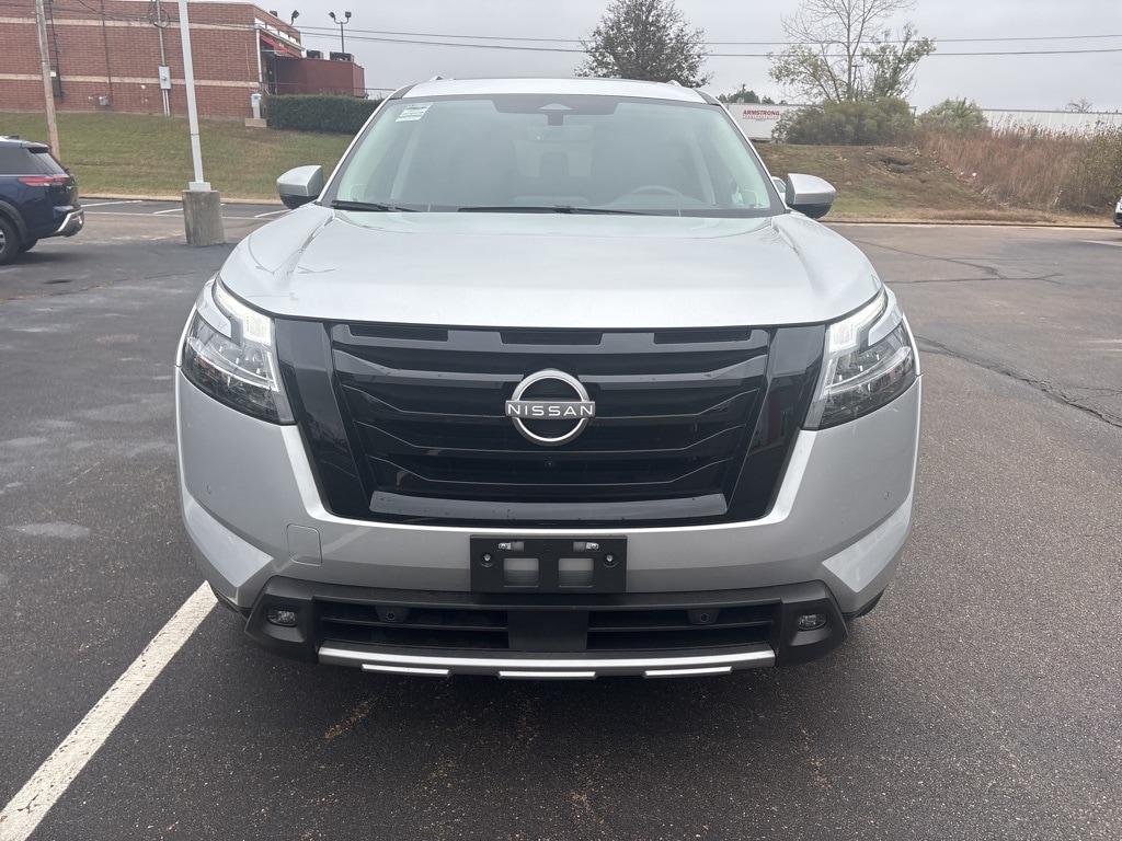 2024 Nissan Pathfinder SL's photo