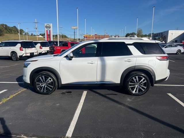 2025 Nissan Pathfinder Platinum's photo