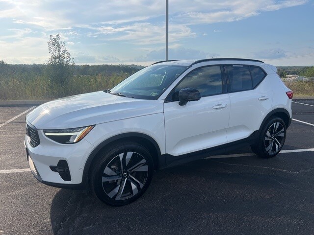 2024 Volvo XC40 Plus photo 2