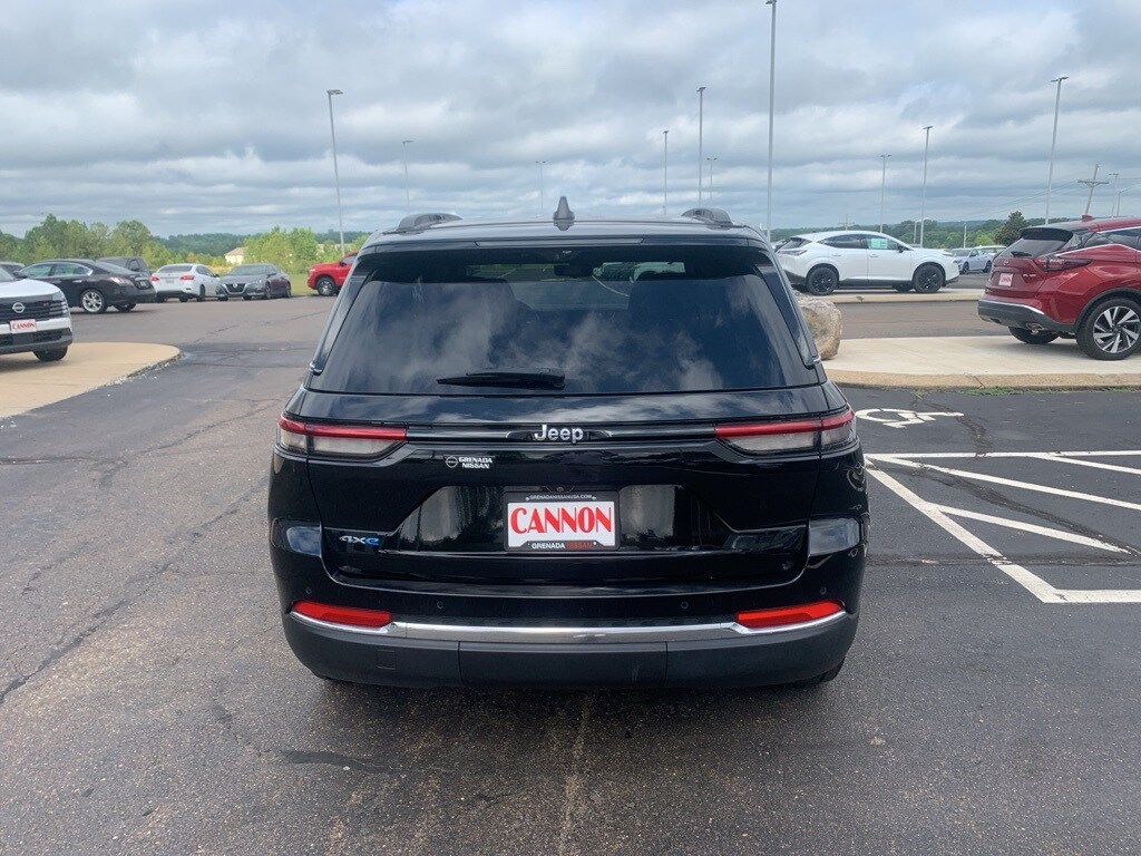 2023 Jeep Cherokee Base photo 2