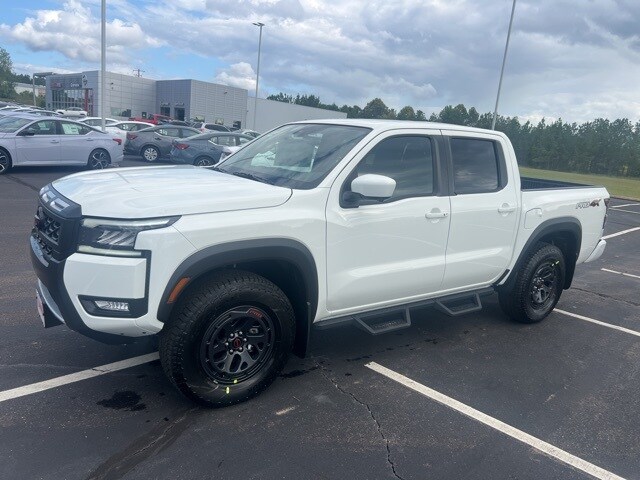 2026 Nissan Frontier PRO-4X photo 2