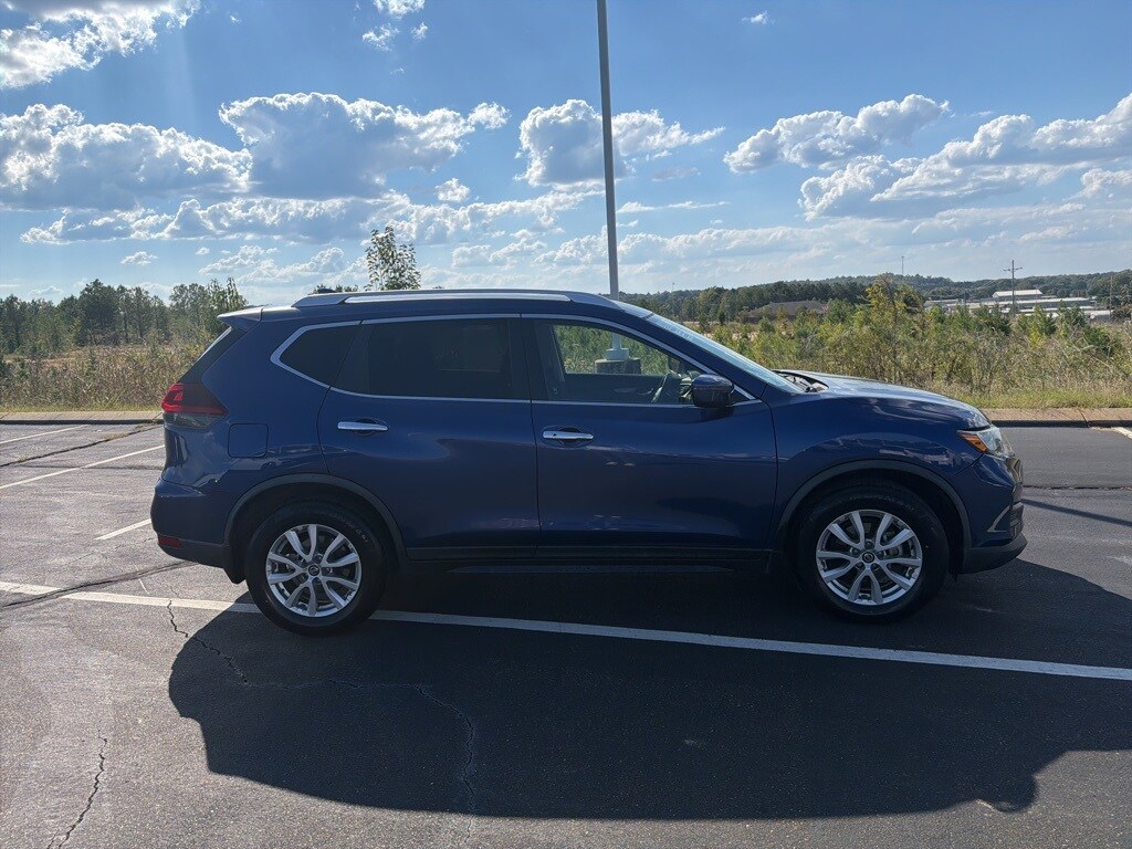 2018 Nissan Rogue SV photo 2