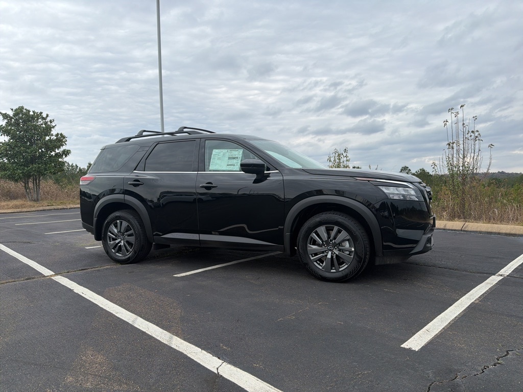 2025 Nissan Pathfinder SV's photo
