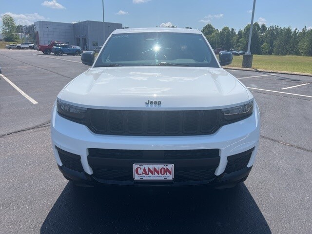 2024 Jeep Grand Cherokee Laredo Altitude photo 3