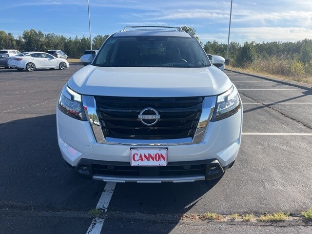 2025 Nissan Pathfinder Platinum photo 3