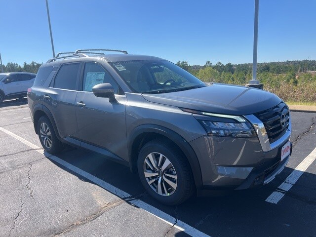 2025 Nissan Pathfinder SL photo 3