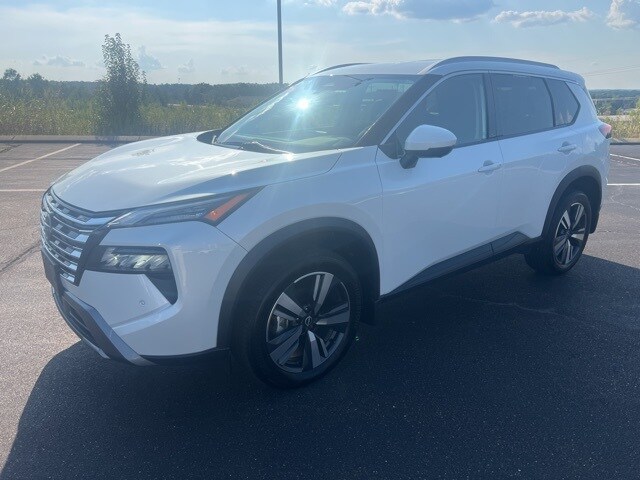 2024 Nissan Rogue SL photo 2