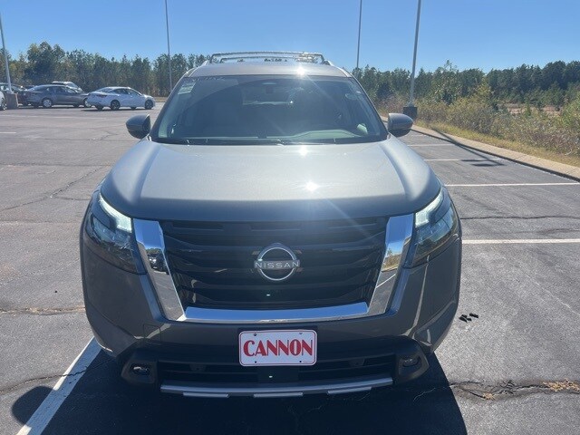 2025 Nissan Pathfinder SL photo 2