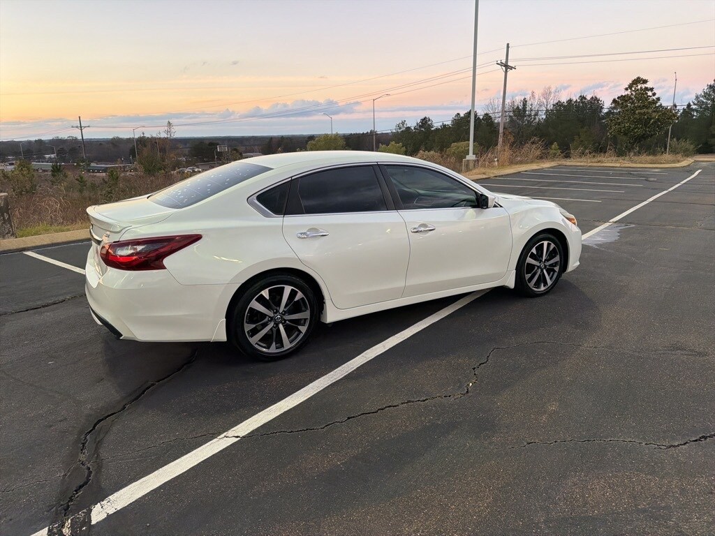 2017 Nissan Altima 2.5 SR photo 3