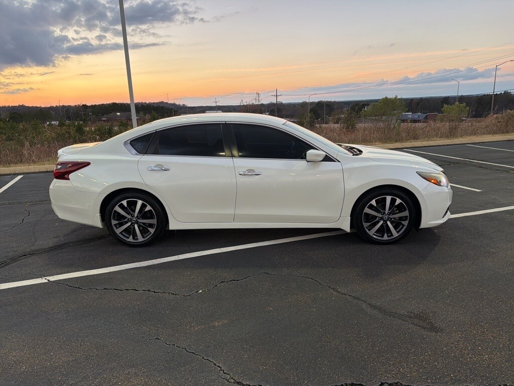 2017 Nissan Altima 2.5 SR photo 2