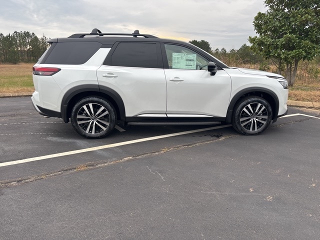 2025 Nissan Pathfinder Platinum's photo