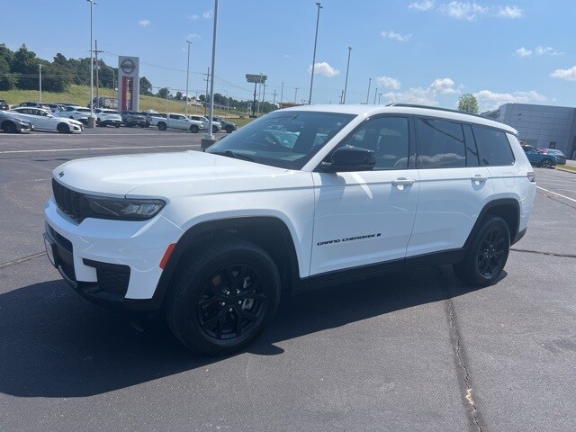 2024 Jeep Grand Cherokee Laredo Altitude photo 2