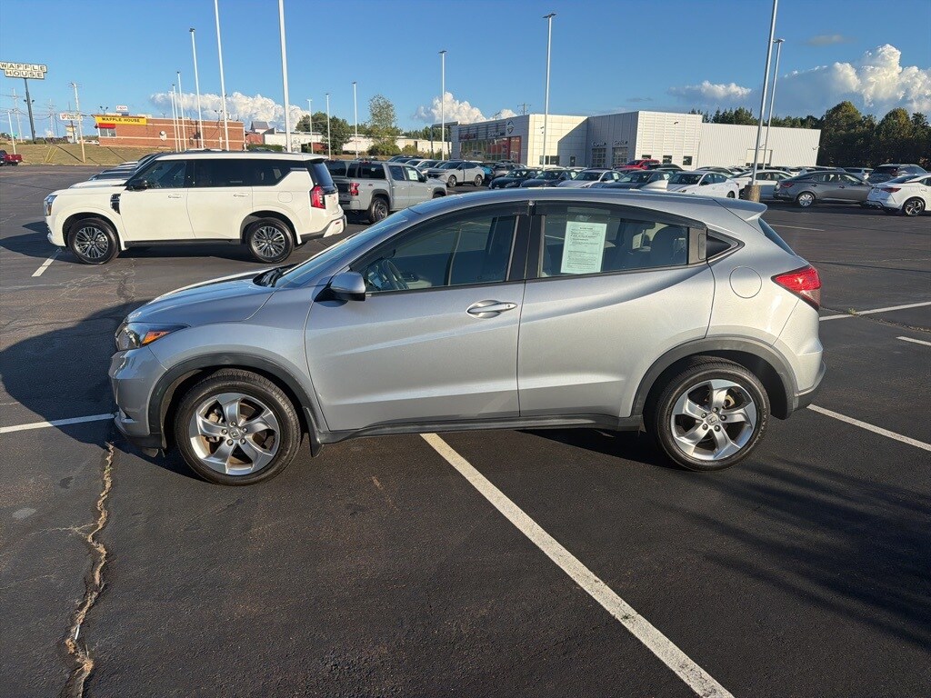 2017 Honda HR-V LX 2WD photo 2