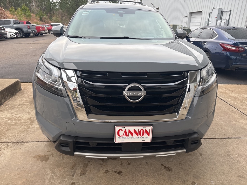 2024 Nissan Pathfinder Platinum's photo