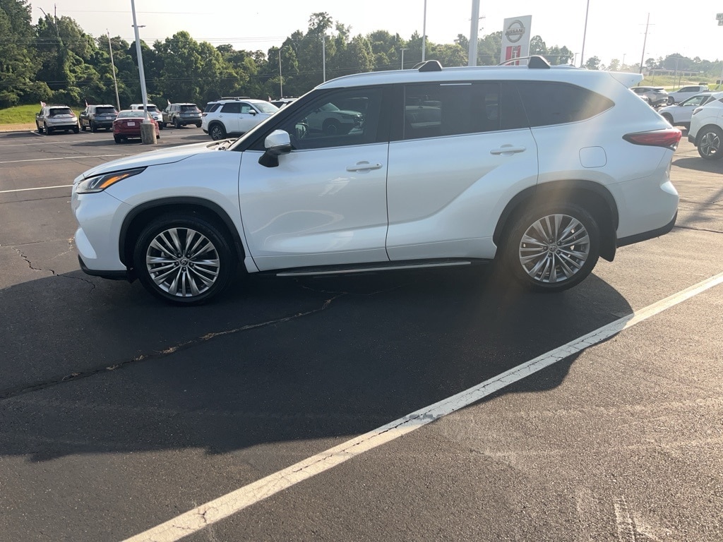 Used 2022 Toyota Highlander Platinum with VIN 5TDFZRAH9NS130257 for sale in Grenada, MS