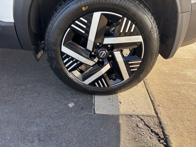 2026 Nissan Kicks SR photo 3