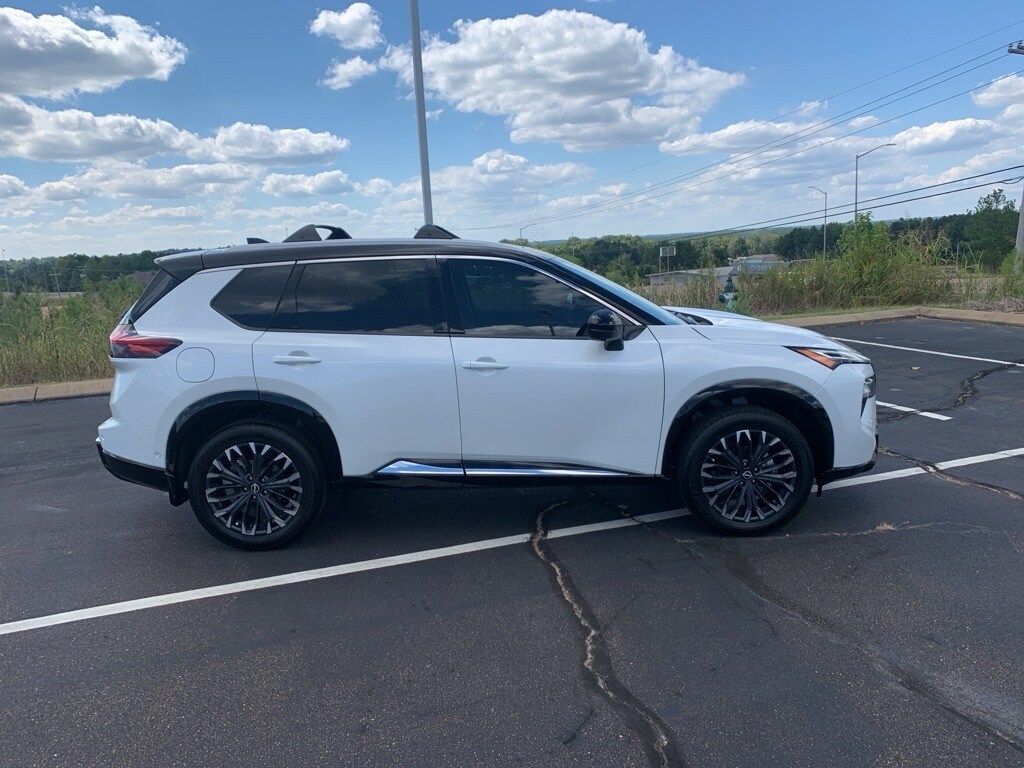 2025 Nissan Rogue Platinum photo 2