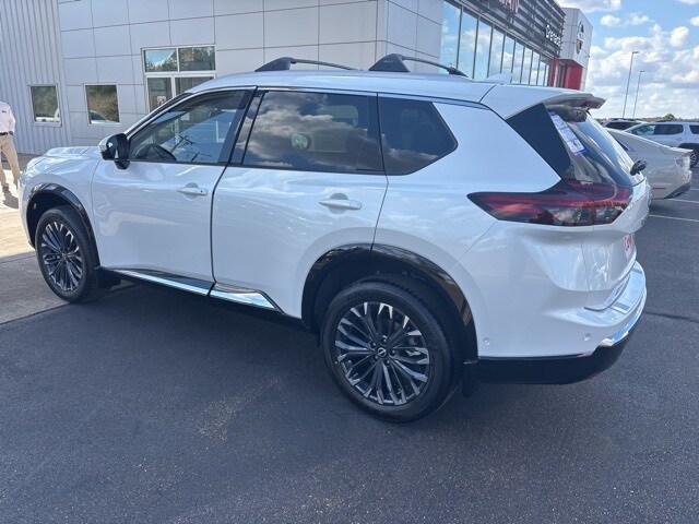 2026 Nissan Rogue Platinum photo 2