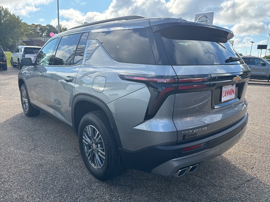 2025 Chevrolet Traverse photo 2
