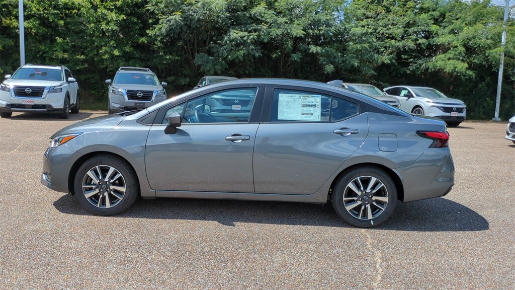 2025 Nissan Versa 1.6 SV photo 2