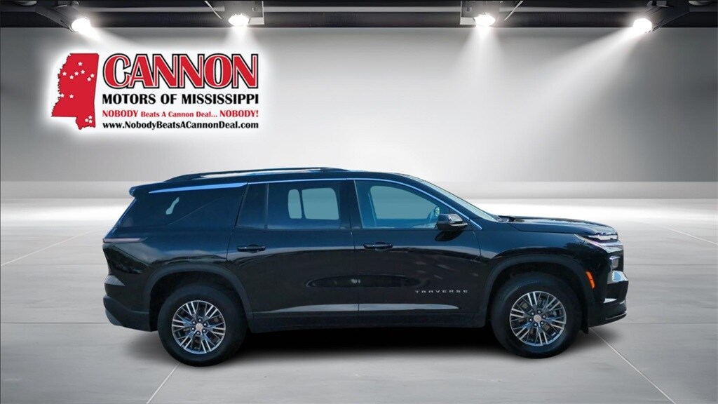 2025 Chevrolet Traverse photo 3