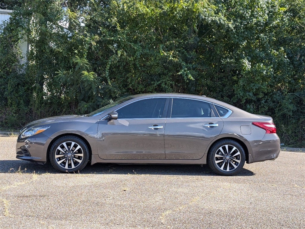 Used 2017 Nissan Altima SL with VIN 1N4AL3AP8HC171572 for sale in Laurel, MS