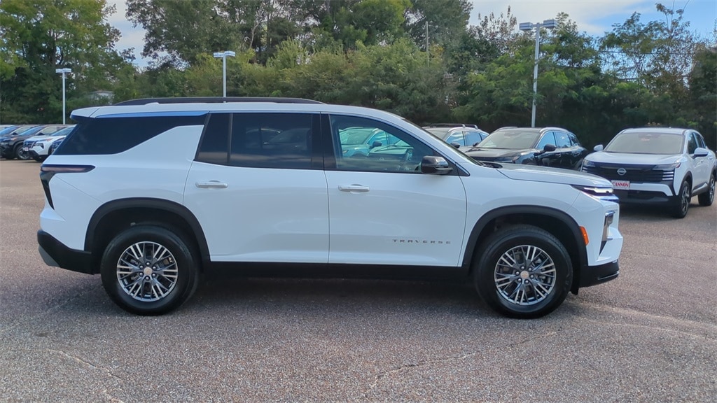 Used 2025 Chevrolet Traverse LT SUV