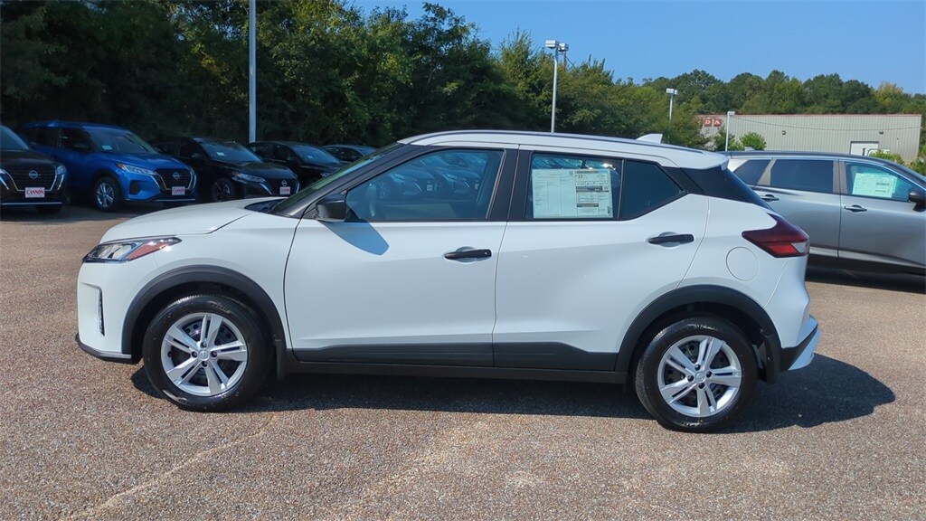 2025 Nissan Kicks Play S photo 2
