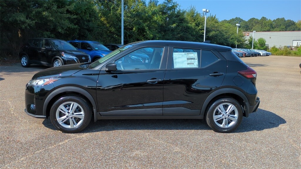 2025 Nissan Kicks Play S photo 2