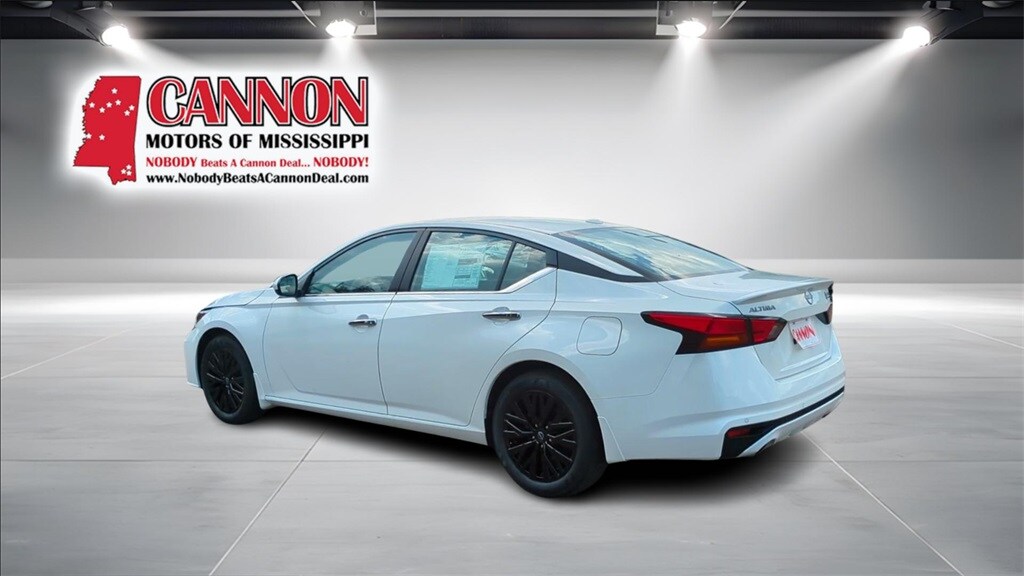 2025 Nissan Altima SV photo 3