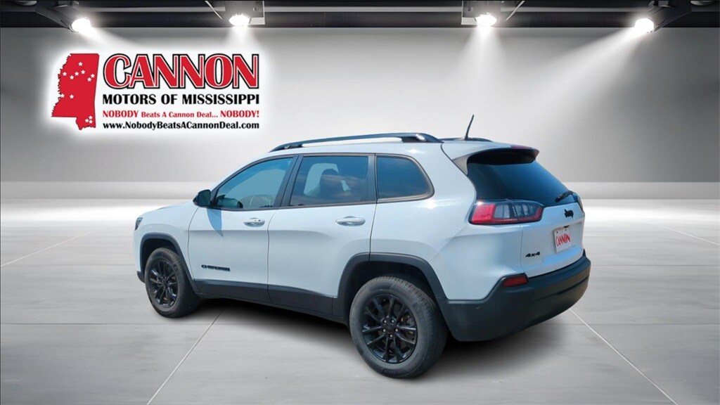 2023 Jeep Cherokee Altitude Lux photo 2