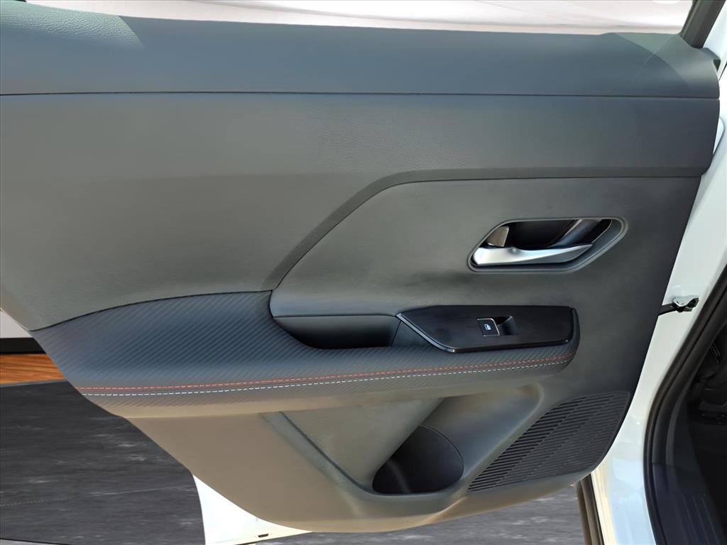 2025 Nissan Kicks SR - Photo 9