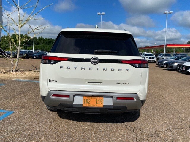 2023 Nissan Pathfinder SL photo 4
