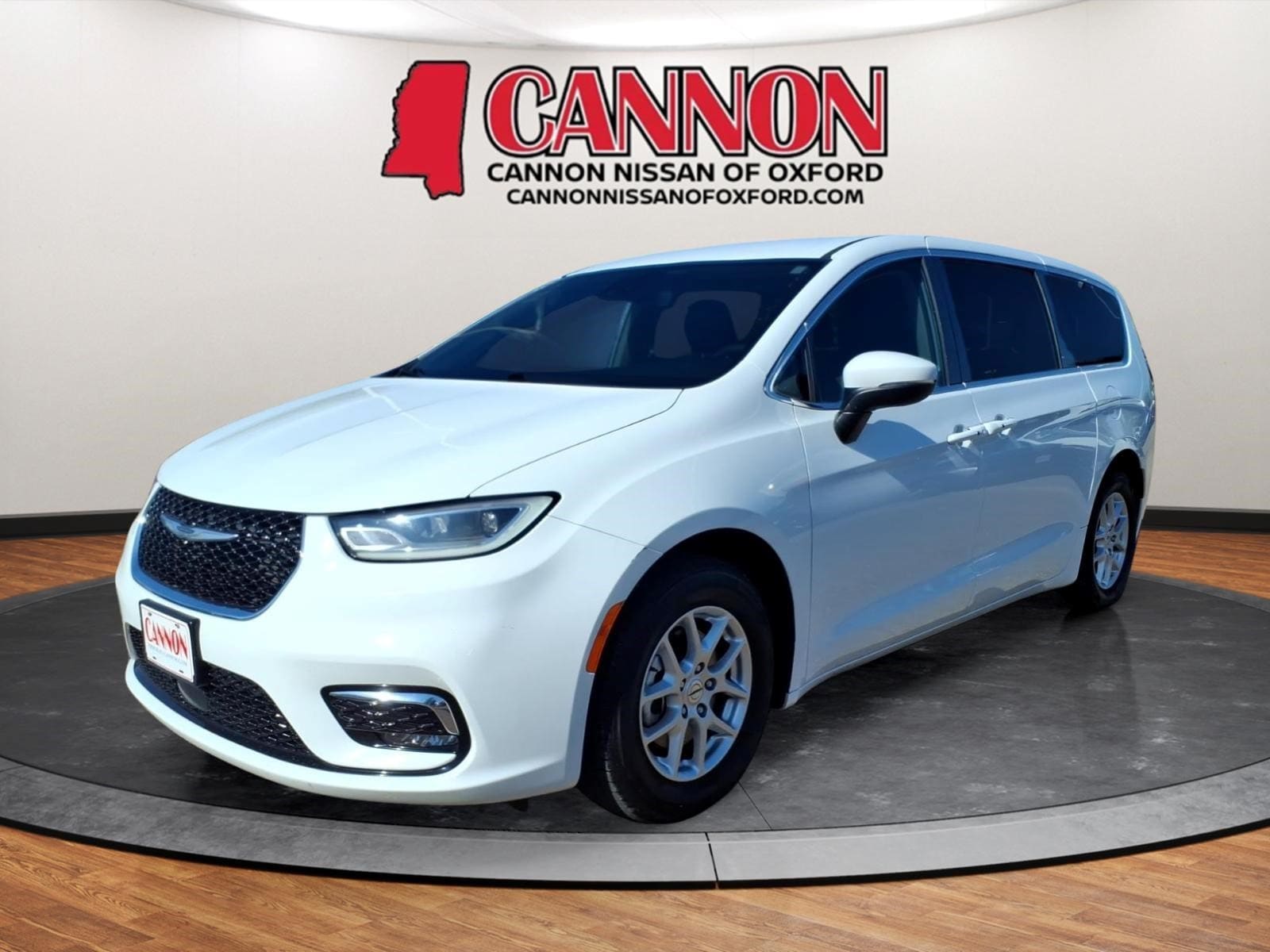 2023 Chrysler Pacifica Touring L's photo