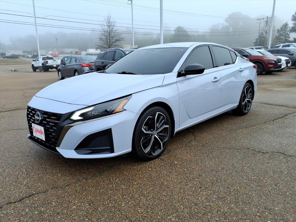 2024 Nissan Altima SR's photo