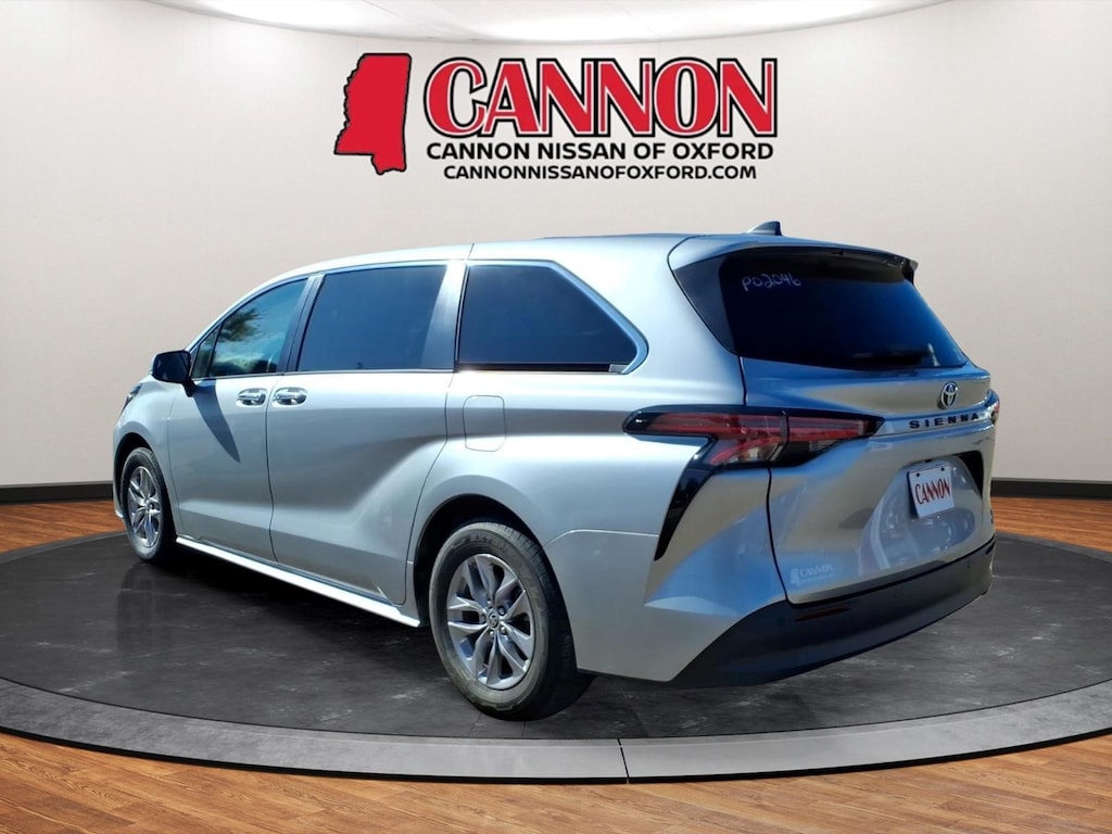 Used 2022 Toyota Sienna XLE 8 Passenger Van Passenger Van