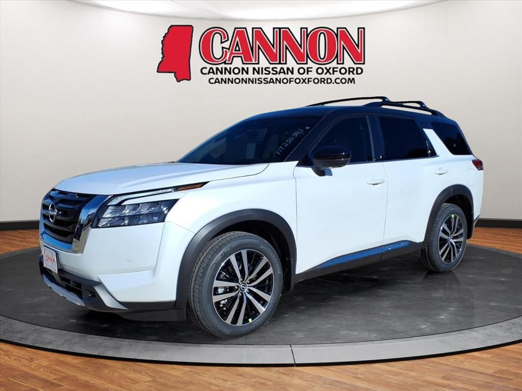 2025 Nissan Pathfinder Platinum's photo