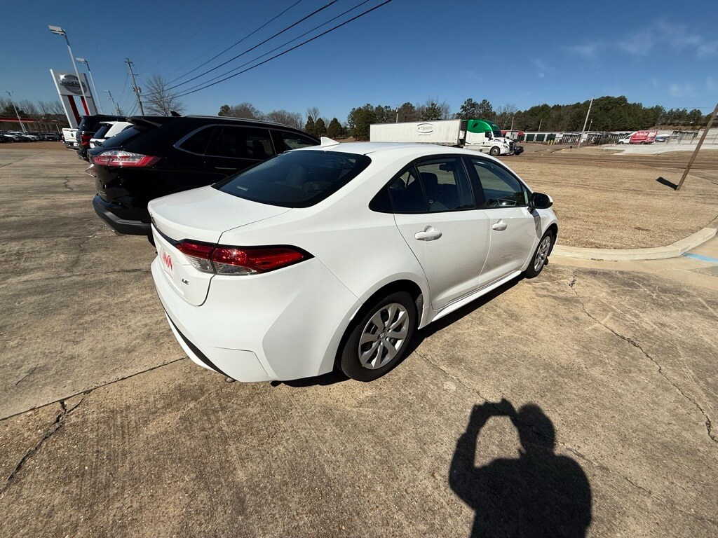 2022 Toyota Corolla LE photo 3