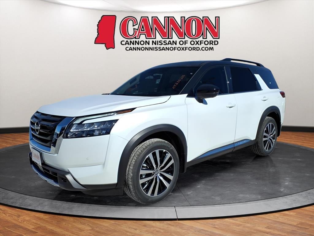 2025 Nissan Pathfinder Platinum's photo