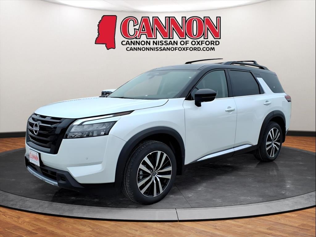 2025 Nissan Pathfinder Platinum's photo