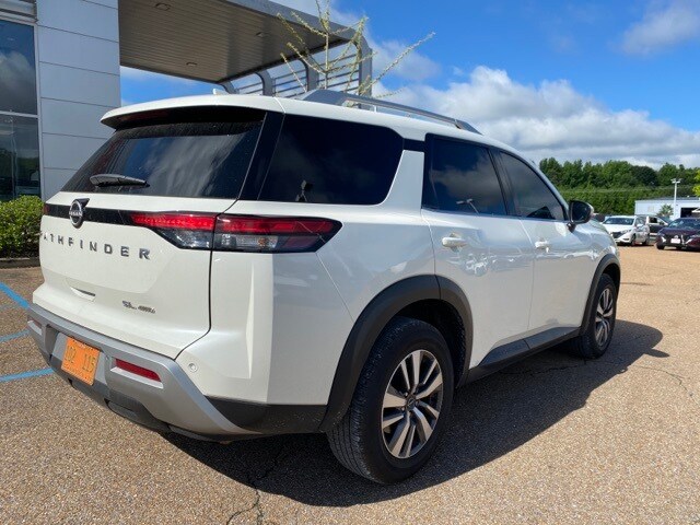 2023 Nissan Pathfinder SL photo 3