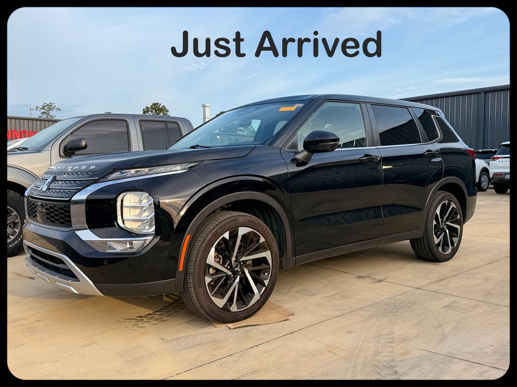 2023 Mitsubishi Outlander SE 2WD's photo