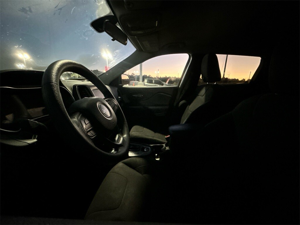 2019 Jeep Cherokee Latitude photo 2