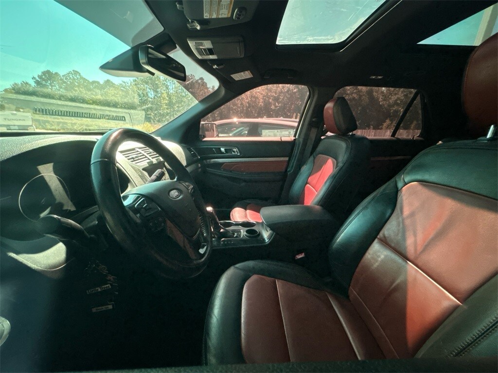 2019 Ford Explorer XLT photo 2