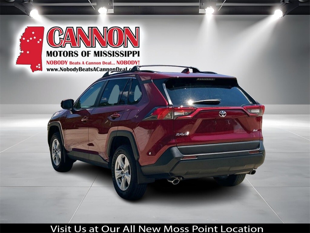 2021 Toyota RAV4 XLE photo 3
