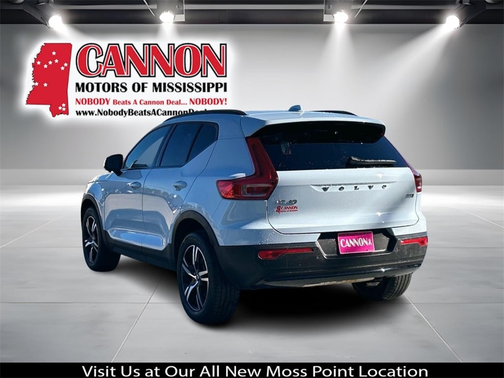 Used 2024 Volvo XC40 B5 Core SUV