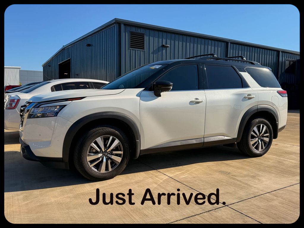 2023 Nissan Pathfinder SL 2WD's photo