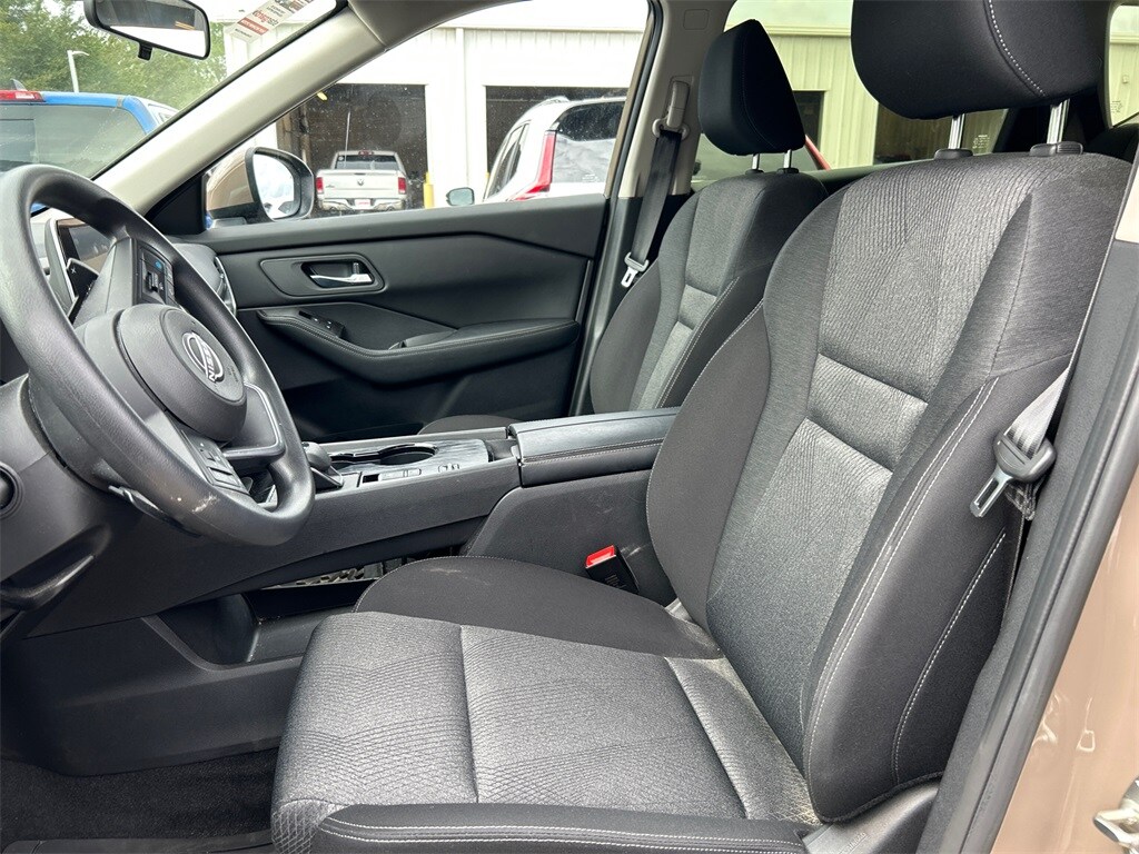 2024 Nissan Rogue SV photo 2