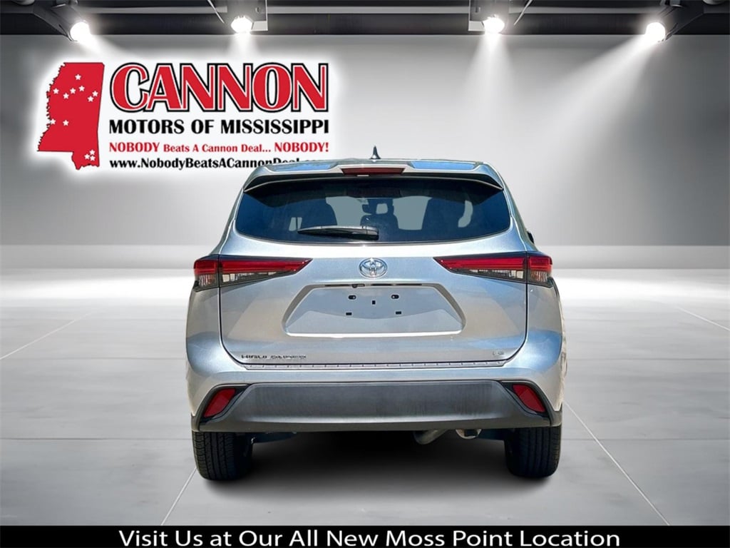 2022 Toyota Highlander LE photo 3